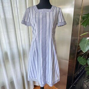 Vintage 60s dress, white, tiny blue flowers in stripes, square neckline, fitted